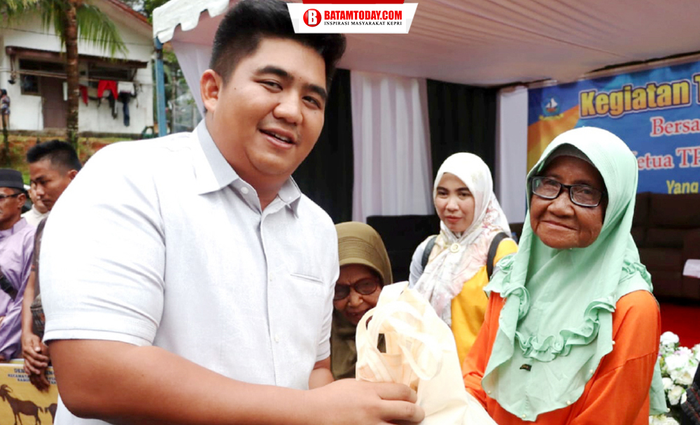 Bupati Bintan, Roby Kurniawan saat menyerahkan bantuan kepada warga Desa Numbing